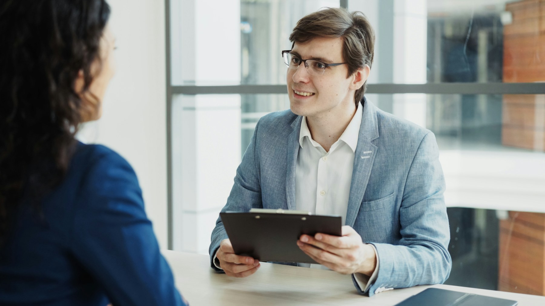 Recruiting-Gespräch in einem hellen Büro